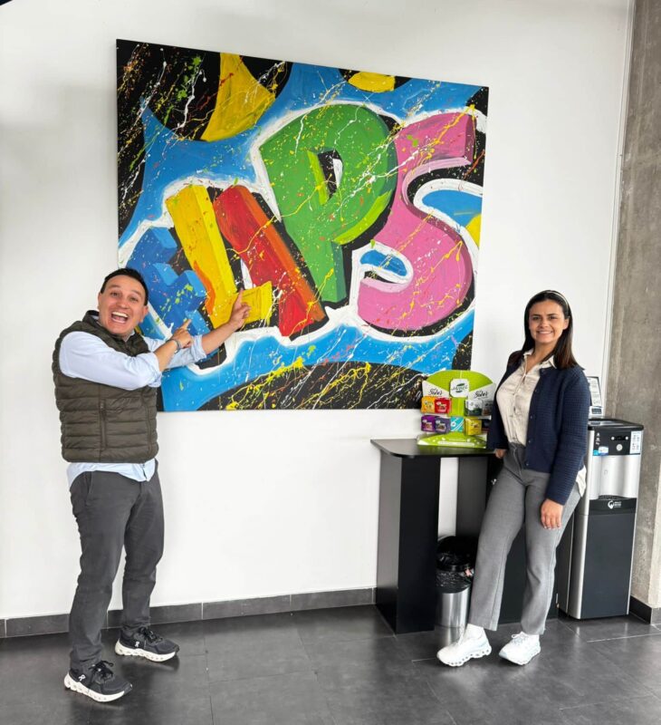 Representantes de Mándalo Market en la fábrica de Flips, Colombia
