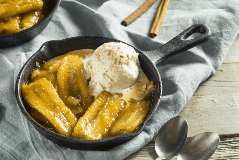 Postre bananos calados servido con helado de vainilla
