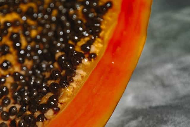 Fruta lechosa conocida en España como papaya
