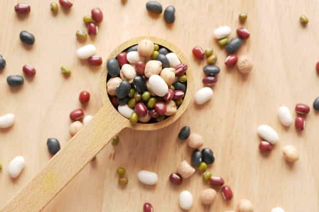 Legumbres y Frijoles en la mesa /Towfiqu Barbhuiya