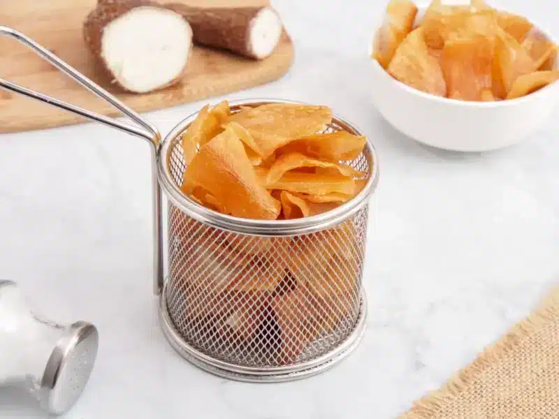 Chips de yuca en la mesa/ El cocinero casero