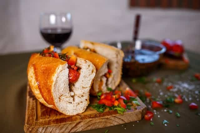 Choripan argentino con salsa chimichurri y copa de vino /Cristian Rojas