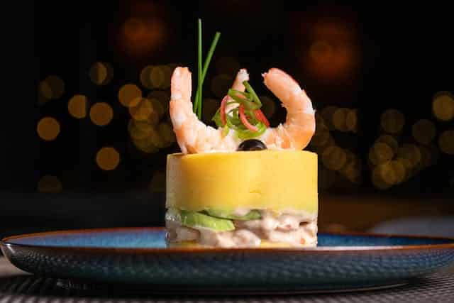 Causa Limeña palto peruano decorado con gambas /Nano Erdozain