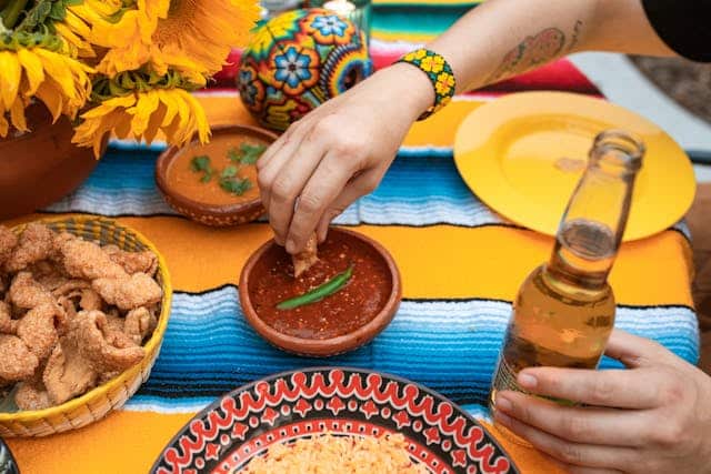 Mesa con comida y salsas mexicanas /RDNE Stock project
