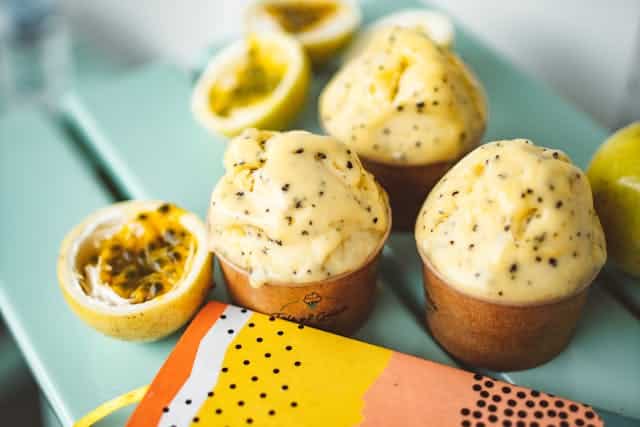Postre ecuatoriano espumilla de maracuyá /Roman Odintosov