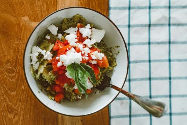 Ensalada de pasta con tomate y queso latino