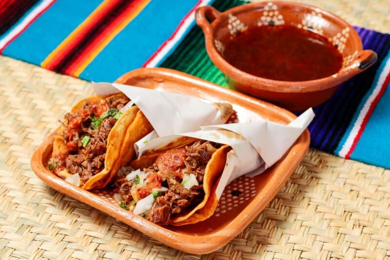 Tacos al Pastor con cuenco lleno de salsa/ Sergio Arreola