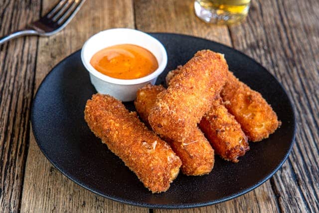 Queso frito acompañado de salsa/ Snappr