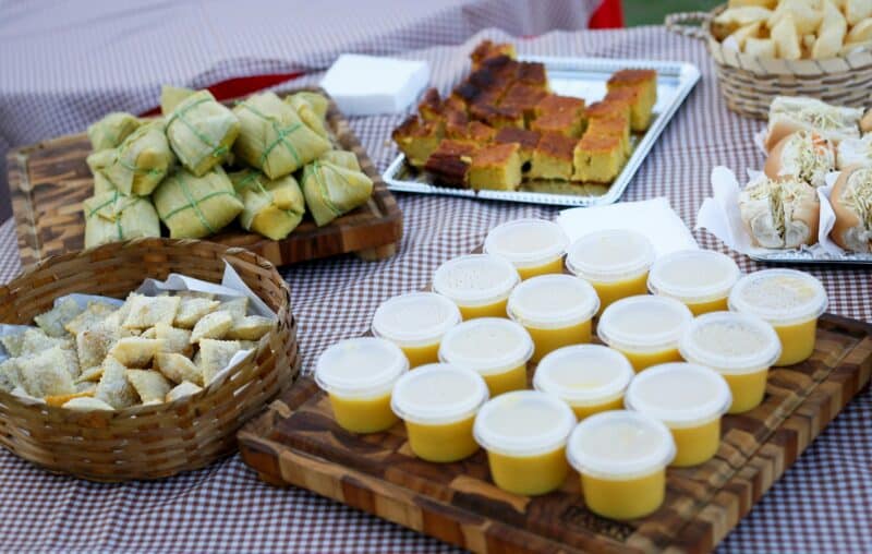 Mesa con tamales y dulces para el Día de la Asunción Vidal Balielo Jr