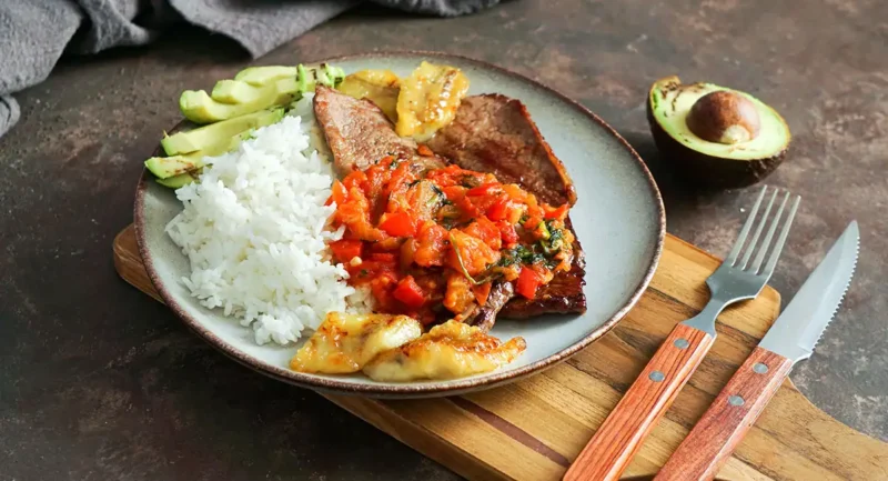 Plato de comida colombiana llamado sobrebarriga/ Colombia.com