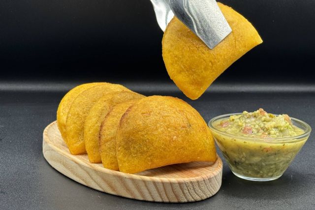 Empanadas congeladas con salsa de aguacate D`Carnilsa