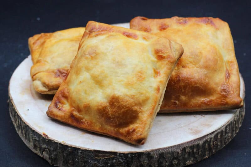 Empanadas de D´carnilsa en un plato blanco